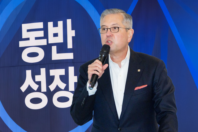 헥터 비자레알 GM 한국사업장 사장이 전국 협력 서비스 및 판매 네트워크 대표자 컨퍼런스 행사장에서 인사말을 전하고 있다.<사진제공=GM 한국사업장>