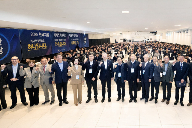 [사진 1] 전국 협력 서비스 및 판매 네트워크 대표자 컨퍼런스 행사장에서 헥터 비자레알 GM 한국사업장 사장, 구스타보 콜로시 GM 한국사업장 영업·서비스·마케팅 부문 부사장, 최은영 GM 한국사업장 애프터 세일즈 서비스 부문 본부장 등 주요 관계자들이 기념 촬영을 하고 있다.<사진제공=GM 한국사업장>