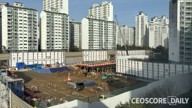 12일 서울 강남구 역삼동 일대에서 역삼센트럴자이 공사가 한창 진행 중이다.<사진=박수연 기자>