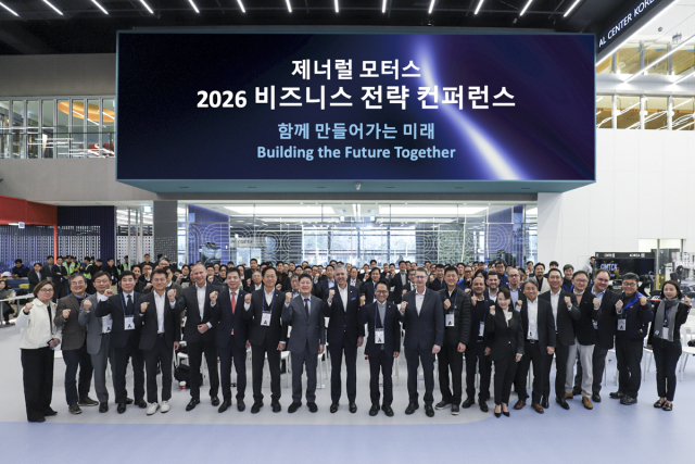 헥터 비자레알 GM 한국사업장 사장(왼쪽에서 10번째) 등 GM 임직원들과 주요 내외부 이해관계자들이 GM 한국사업장 2026 비즈니스 전략 컨퍼런스에서 기념 사진을 촬영하고 있다.<사진제공=GM 한국사업장>