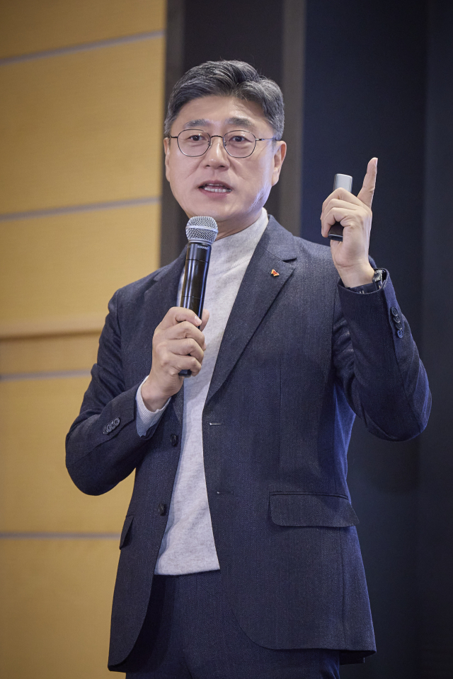 정재헌 SKT CEO가 16일 서울 을지로 본사 수펙스홀에서 구성원을 대상으로 취임 후 첫 타운홀을 열고, 전사 혁신 방향을 발표하고 있다. <출처=SKT>