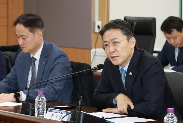 권대영 금융위원회 부위원장이 16일 오전 서울 종로구 정부서울청사에서 개최한 지배구조 선진화 TF 첫 회의에서 금감원·금융권·연구원·학계·법조계등과 금융권 지배구조의 공정성·투명성을 제고하기 위한 제도개선 방안 등에 대해 논의했다. <사진=금융위원회>