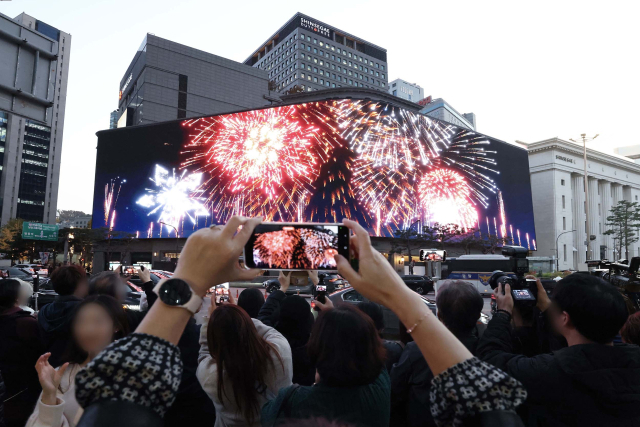 신세계백화점 신세계스퀘어 연말 영상을 보는 인파 모습. <사진제공=신세계백화점>