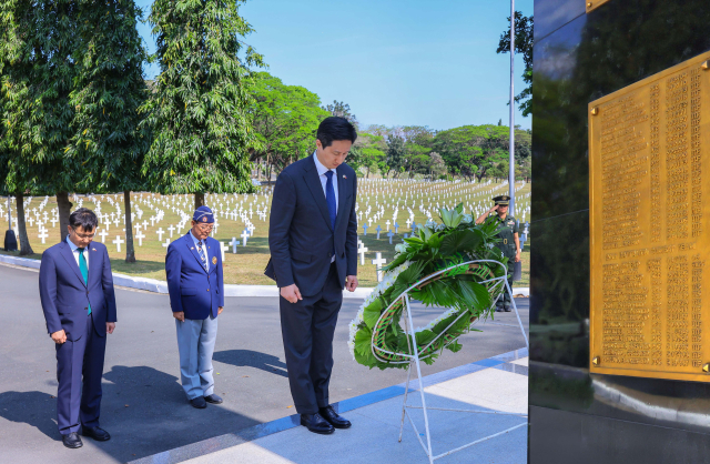 정기선 HD현대 회장이 지난 4일 필리핀 국립 영웅묘지에 위치한 한국전 참전 기념비를 찾아 헌화하고 있다.<사진제공=HD현대>
