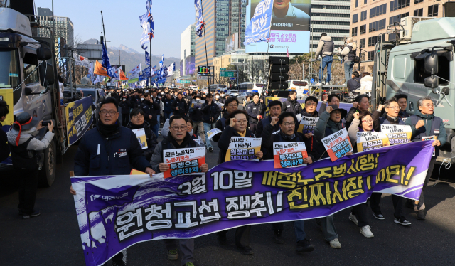 노란봉투법'(노동조합 및 노동관계조정법 2·3조 개정 법률) 시행 첫날인 10일 서울 세종로에서 열린 민주노총 투쟁 선포대회에서 집회를 마친 민주노총 조합원 등이 행진하고 있다. <사진=연합뉴스>