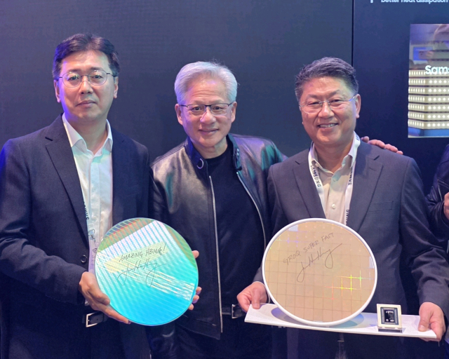 (왼쪽부터) 황상준 삼성전자 메모리개발담당 부사장, 젠슨 황 엔비디아 CEO, 한진만 삼성전자 파운드리사업부장 사장이 3월 16~19일 나흘 간 미국 캘리포니아주 새너제이에서 열리는 ‘GTC 2026’ 내 삼성전자 전시 부스에서 기념 촬영을 하고 있다. <사진=삼성전자>