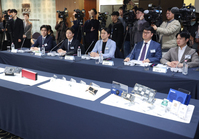 (왼쪽부터) 신성규 리벨리온 CFO, 김주영 하이퍼엑셀 대표, 백준호 퓨리오사AI 대표, 김녹원 딥엑스 대표, 신동주 모빌린트 대표가 3월 17일 서울 중구 프레스센터에서 열린 국민성장펀드 ‘K-엔비디아 육성 프로젝트’ 민관 합동 간담회에서 배경훈 부총리 겸 과학기술정보통신부 장관의 인사말을 듣고 있다. <사진=연합뉴스>