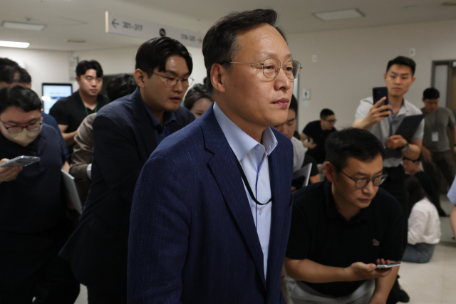 삼성전자 사측 대표 교섭위원인 여명구 DS피플팀장 부사장(가운데)이 20일 정부세종청사 중앙노동위원회에서 열린 추가 사후 조정 협상을 마친 후 협상장을 떠나고 있다. <사진=연합뉴스>