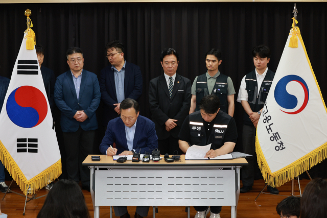 (앞줄 왼쪽부터) 여명구 삼성전자 DS피플팀장 부사장, 최승호 삼성그룹초기업노동조합 삼성전자지부 위원장이 20일 경기 수원시 경기고용노동청에서 열린 삼성전자 노사 협상에서 ‘2026년 임금 협상 잠정 합의안’에 서명하고 있다. <사진=연합뉴스>