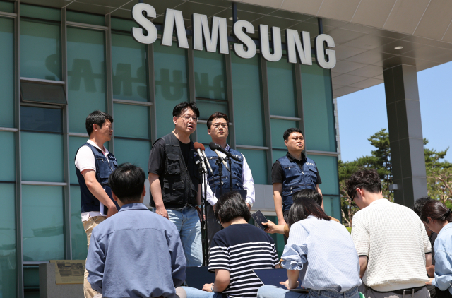 삼성전자노조동행 관계자들이 22일 경기 수원시 삼성전자 수원캠퍼스 앞에서 ‘2026년 임금 협상 잠정 합의안’ 및 조합원 찬반 투표와 관련해 발언하고 있다. <사진=연합뉴스>
