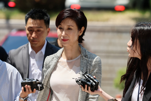 노소영 아트센터 나비 관장(가운데)이 15일 서울 서초구 서울고등법원에서 열린 재산 분할 파기환송심 2차 조정 기일에 출석하고 있다. <사진=연합뉴스>