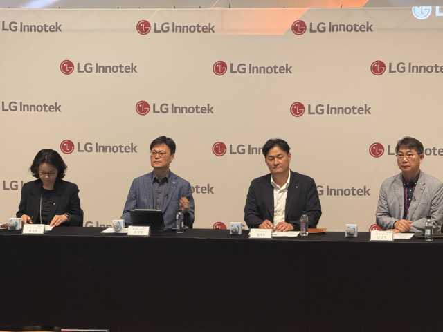 (왼쪽부터) 황정호 LG이노텍 패키지솔루션 마케팅 담당 상무, 조지태 패키지솔루션 사업부장 전무, 명세호 패키지솔루션 개발 담당 상무, 남상혁 패키지솔루션 연구소장 상무가 16일 LG이노텍 마곡 본사에서 진행된 미디어 테크데이에서 질문에 답하고 있다. <사진=김은서 기자>
