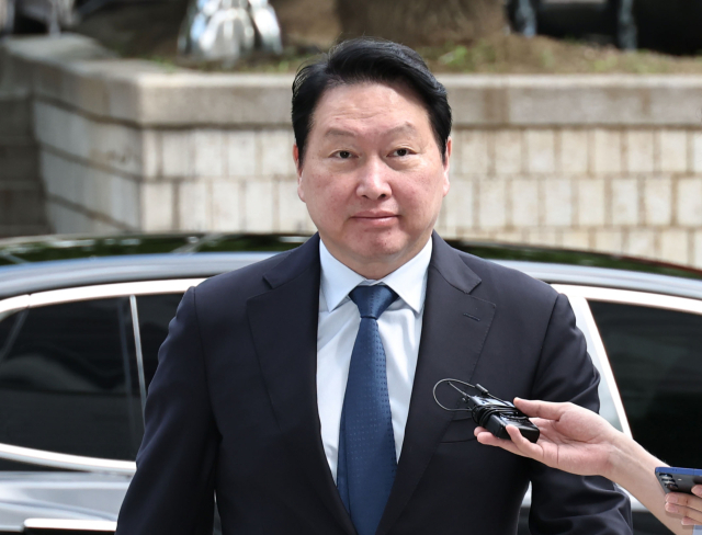 최태원 SK그룹 회장이 26일 서울 서초구 서울고등법원에서 열린 재산 분할 파기환송심 2차 변론 기일에 출석하고 있다. <사진=연합뉴스>