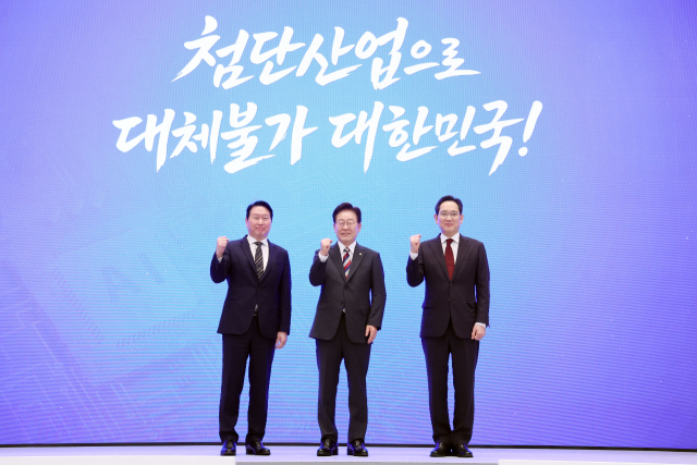 (왼쪽부터) 최태원 SK그룹 회장, 이재명 대통령, 이재용 삼성전자 회장이 29일 청와대에서 열린 ‘대한민국 대도약 3대 메가 프로젝트 국민 보고회’에서 기념 촬영을 하고 있다. <사진=연합뉴스>