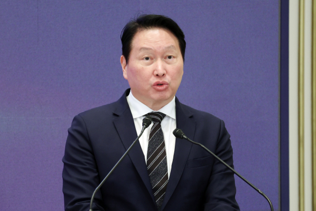 최태원 SK그룹 회장이 29일 청와대에서 열린 ‘대한민국 대도약 3대 메가 프로젝트 국민 보고회’에서 투자 계획을 발표하고 있다. <사진=연합뉴스>