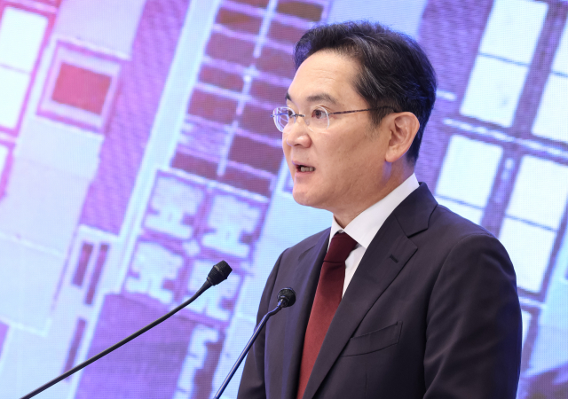 이재용 삼성전자 회장이 29일 청와대에서 열린 ‘대한민국 대도약 3대 메가 프로젝트 국민 보고회’에서 투자 계획을 발표하고 있다. <사진=연합뉴스>