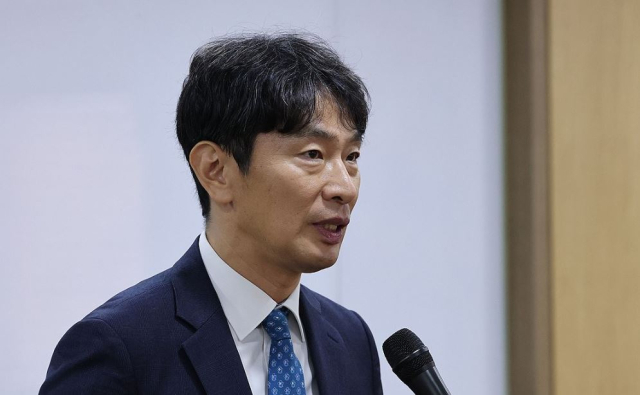 중앙그룹 채권투자 피해자 변호를 맡은 이복현 전 금융감독원장이 13일 서울 종로구 변호사회관에서 열린 언론 브리핑에서 발언하고 있다. <사진=연합뉴스>