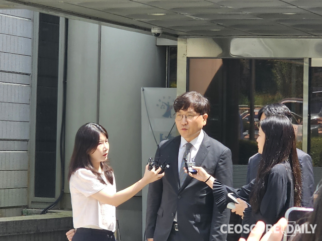 최태원 SK그룹 회장측 변호인 이재근 변호사가 24일 서울 서초구 서울고등법원에서 열린 최태원 SK그룹 회장과 노소영 아트센터 나비 관장 간 재산 분할 파기환송심 선고 후 판결 결과에 대해 입장을 밝히고 있다.<사진=박대한 기자>