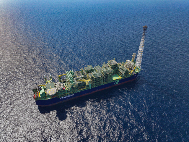 바로사가스전에 설치된 부유식 복합생산설비(FPSO) 전경. <사진제공=SK이노베이션>