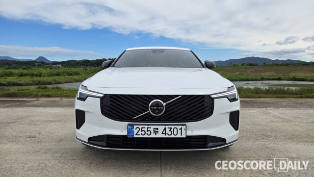 볼보 S90 B5 울트라 다크.<사진=김병훈 기자>