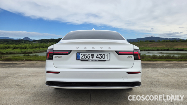 볼보 S90 B5 울트라 다크.<사진=김병훈 기자>