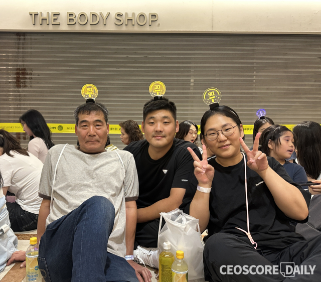 SKT를 30년 이상 장기 이용한 고객들이 롯데월드 어드벤처 입장을 앞두고 현장에서 대기하고 있는 모습이다. <사진=진채연 기자>