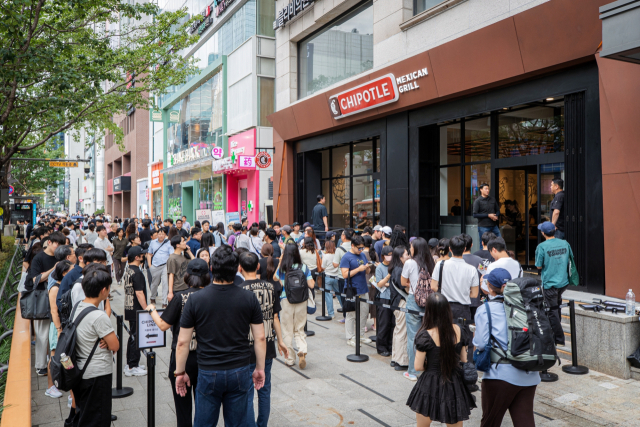 지난 2일 서울 강남구 치폴레 한국 1호점인 강남점의 오픈을 앞두고 매장 앞에 대기 행렬이 이어지고 있는 모습. <사진제공=상미당홀딩스>