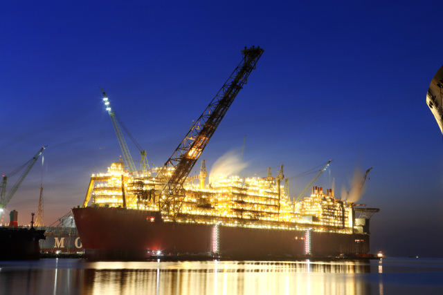 삼성중공업이 건조한 세계 최대 규모 크기의 FLNG.<사진=삼성중공업>