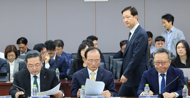 이찬진 금감원장이 4일 정부서울청사에서 열린 최근 침해위협 대응 전금융권 긴급 점검회의에 참석하며 이호성 하나은행장(왼쪽부터), 이환주 KB국민은행장, 정상혁 신한은행장 뒤를 지나고 있다. <사진=연합뉴스>