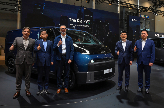 IAA 트랜스포테이션 2026 언론 공개 행사에서 기아 유럽권역본부 수드니핑 COO(최고운영책임자·왼쪽부터), 기아 PBV비즈니스사업부장 김상대 부사장, 기아글로벌디자인담당 카림 하비브 부사장, 기아 송호성 사장, 기아 유럽권역본부장 장수항 전무가 기념사진을 촬영하고 있다.<사진=기아>