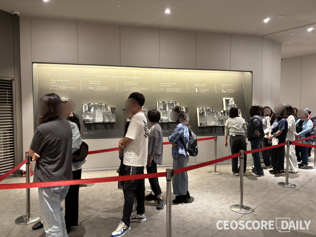 8일 방문객들이 경기도 화성시 만세구 향남읍 일대 마련된 향남역그로브스위첸 견본주택에서 유닛 입장을 위해 대기 중이다.<사진=박수연 기자>