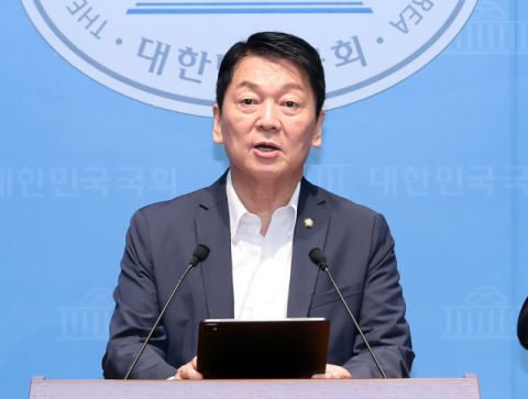 안철수 &ldquo;솔리다임 상장, 이 대통령이 직접 막아야&rdquo;&hellip;SK 이중상장 논란, 정치권으로 확대