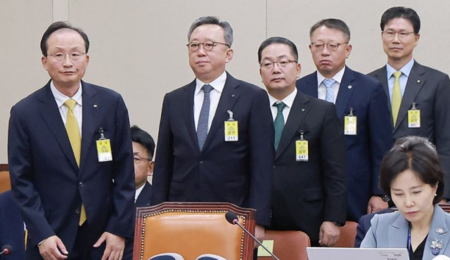 이환주 KB국민은행장(왼쪽부터), 정상혁 신한은행장, 이호성 하나은행장, 정진완 우리은행장, 강태영 NH농협은행장이 19일 국회 정무위원회에서 열린 금융감독원 등에 대한 국정감사에서 선서를 마치고 자리에 앉고 있다. <사진=연합뉴스>