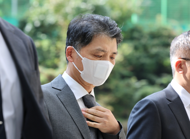 김범수 카카오 창업자 겸 미래이니셔티브센터장이 지난달 23일 서울 서초구 고등법원에서 열린 2심 속행 공판에 출석하고 있다. <출처=연합뉴스>