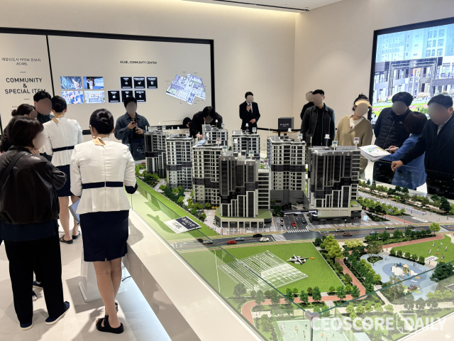 23일 방문객들이 경기도 부천시 원미구 일대 마련된 계양카이브유보라 견본주택에서 단지 모형도를 관람하고 있다.<사진=박수연 기자>