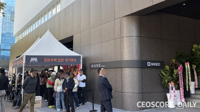23일 방문객들이 경기도 부천시 원미구 일대 마련된 계양카이브유보라 견본주택 입장을 위해 줄을 서고 있다.<사진=박수연 기자>